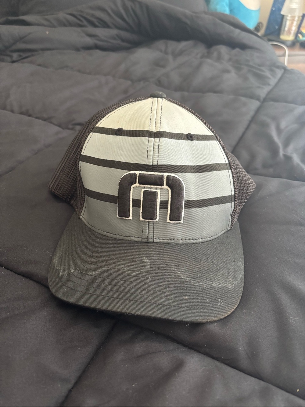 Travis Mathew Black Striped Hat Flexfit Golf Performance Cap | Men’s L/XL